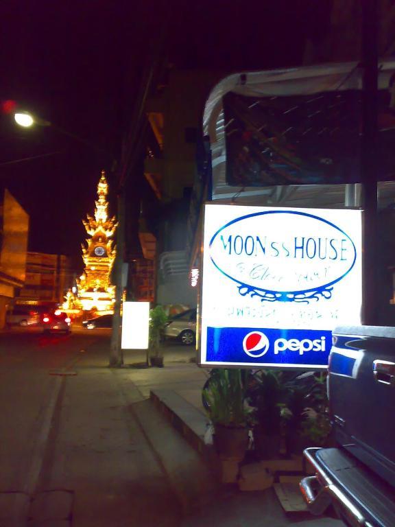 Moon House @ Clock Tower Vandrehjem Chiang Rai Eksteriør billede